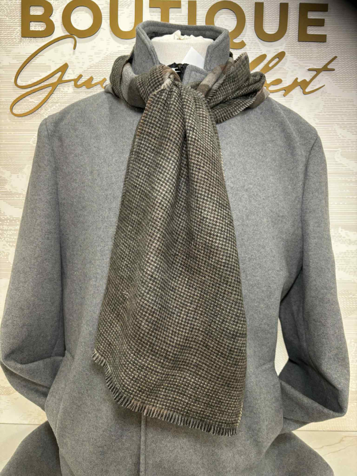 Écharpe à carreaux en mélange cachemire – V. FRAAS Écharpe à carreaux en mélange cachemire – V. FRAAS