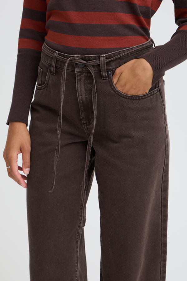 Jeans ceinturé Kamari – B.YOUNG