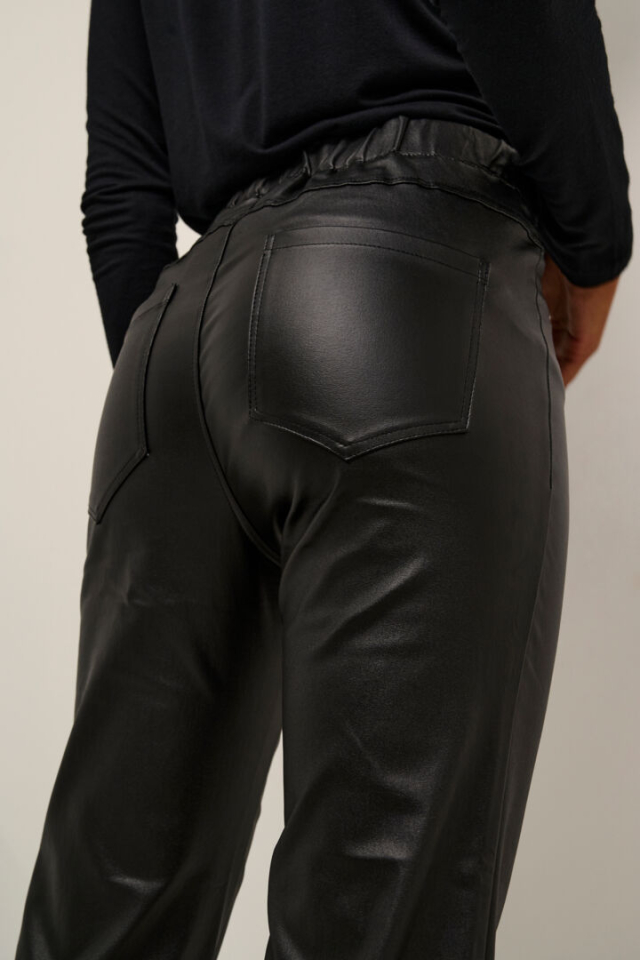 Pantalon 7/8 en faux cuir - KAFFE 